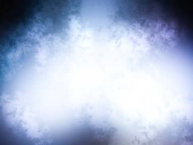 Rampada kaykay süren biri.