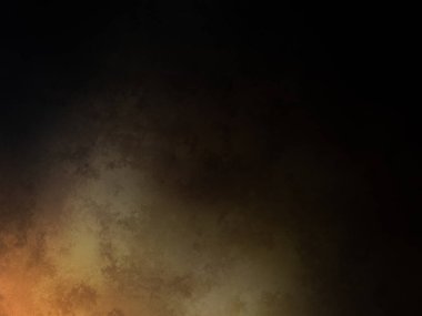 Karanlık bir yüzeyde kaykay süren bir adam.