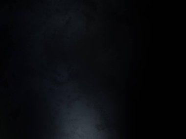 Siyah gömlekli bir adam tenis raketi tutuyor.