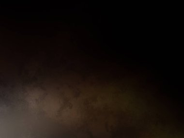 Takım elbiseli ve kravatlı bir adam duvarın önünde duruyor.