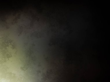 Siyah gömlekli bir adam tenis raketi tutuyor.