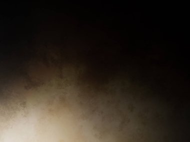 Takım elbiseli ve kravatlı bir adam duvarın önünde duruyor.