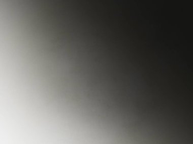 Takım elbiseli ve kravatlı bir adam pencerenin önünde duruyor.