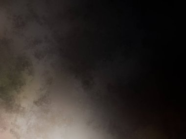 Takım elbiseli ve kravatlı bir adam duvarın önünde duruyor.