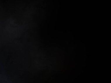 Elinde mikrofon tutan takım elbiseli ve kravatlı bir adam.