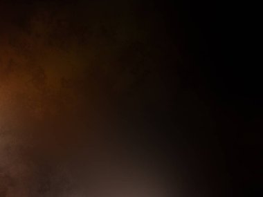 Takım elbiseli ve kravatlı bir adam tenis raketi tutuyor.