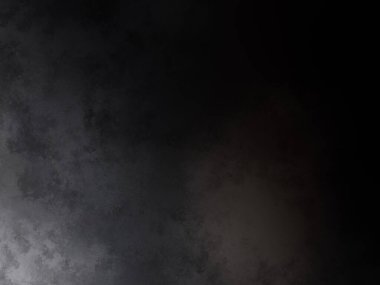 Takım elbiseli ve kravatlı bir adam duvarın önünde duruyor.