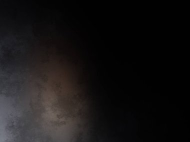 Takım elbiseli ve kravatlı bir adam tenis raketi tutuyor.