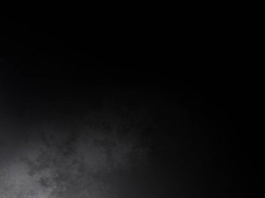 Siyah gömlekli bir adam tenis raketi tutuyor.