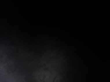 Siyah gömlekli bir adam tenis raketi tutuyor.