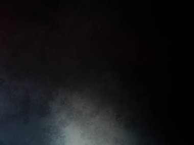 Elinde mikrofon tutan takım elbiseli ve kravatlı bir adam.