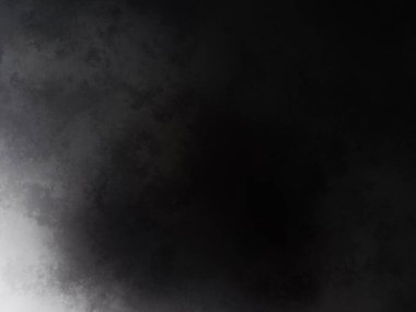 Kara bulutlar içinde uçan bir uçak.