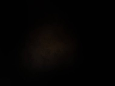 Karanlık gökyüzünde dolunay.