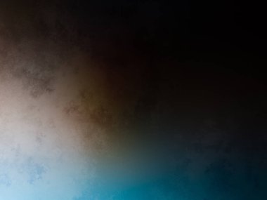 Karlı bir yüzeyde snowboard süren bir insan.