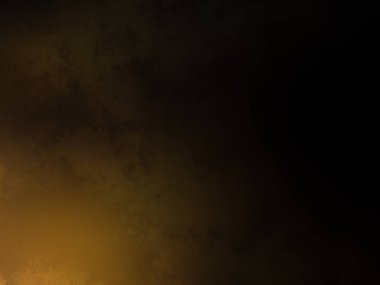 Karanlık bir yüzeyde kaykay süren bir adam.