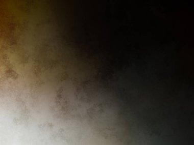 Takım elbiseli ve kravatlı bir adam duvarın önünde duruyor.