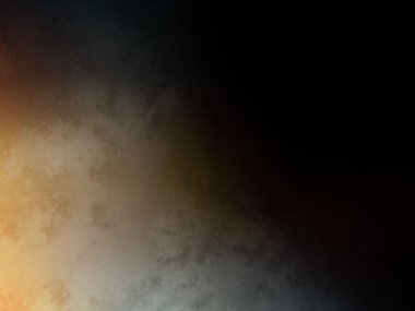 Tenis kortunda raket tutan bir adam.