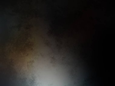 Karanlık bir yüzeyde kaykay süren bir insan.