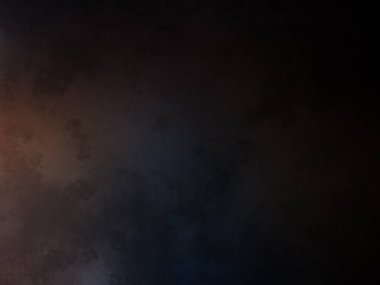 Bir adam kortta tenis raketi tutuyor.