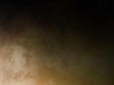 Takım elbiseli ve kravatlı bir adam duvarın önünde duruyor.