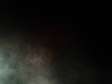 Karanlıkta elinde tenis raketi tutan bir adam.