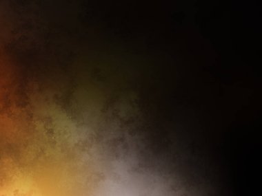 Karanlık bir yüzeyde kaykay süren bir adam.