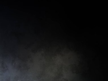 Siyah gömlekli bir adam tenis raketi tutuyor.