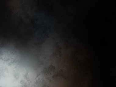 Bulutlu bir gökyüzünde uçan bir uçak ve havada bir jet.