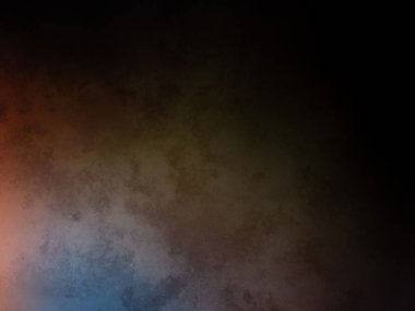 Bir adam kortta tenis raketi tutuyor.