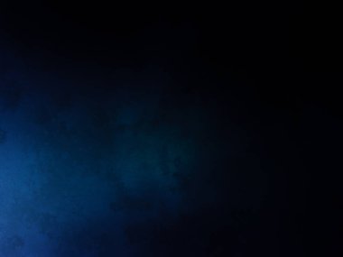 Takım elbiseli ve kravatlı bir adam tenis raketi tutuyor.