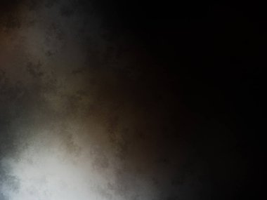 Takım elbiseli ve kravatlı bir adam duvarın önünde duruyor.