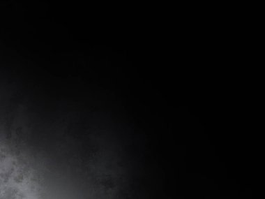 Siyah gömlekli bir adam tenis raketi tutuyor.