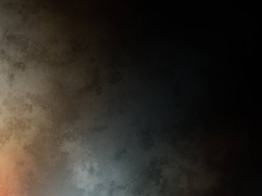 Tenis kortunda raket tutan bir adam.