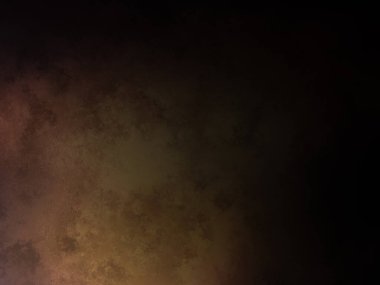 Elinde mikrofon tutan takım elbiseli ve kravatlı bir adam.