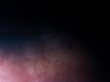 Bir adam kortta tenis raketi tutuyor.