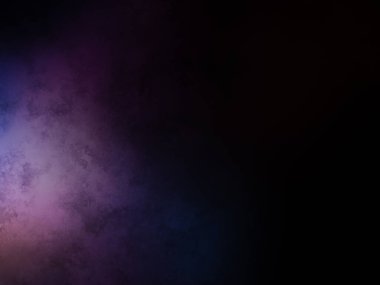 Elinde mikrofon tutan takım elbiseli ve kravatlı bir adam.