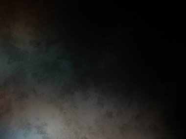 Takım elbiseli ve kravatlı bir adam duvarın önünde duruyor.