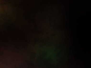 Elinde mikrofon tutan takım elbiseli ve kravatlı bir adam.