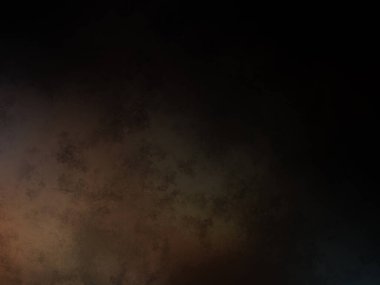 Takım elbiseli ve kravatlı bir adam karanlık bir arka planın önünde duruyor.