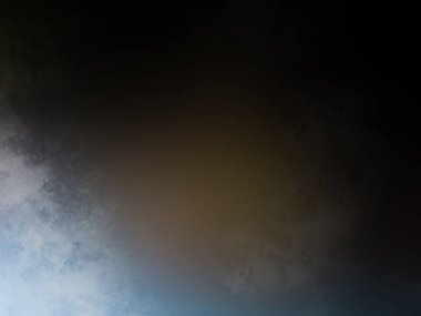 Sörf tahtasında suda bir insan.