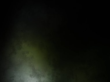 Dalgıç kıyafetli bir adam elinde sörf tahtası tutuyor.