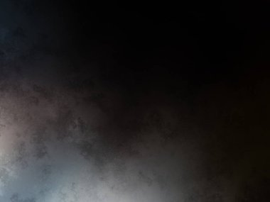 Karanlıkta bir adam kaykayın üzerinde duruyor.