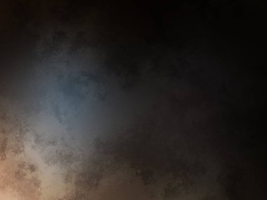 Karanlık bir yüzeyde kaykay süren bir insan.