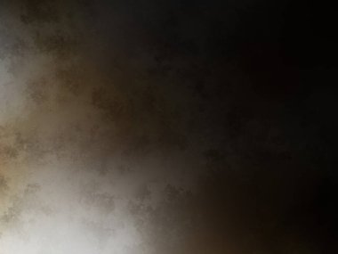 Karanlık bir yüzeyde kaykay süren bir adam.