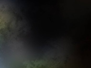 Takım elbiseli ve kravatlı bir adam duvarın önünde duruyor.