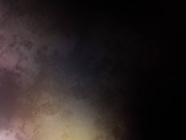 Takım elbiseli ve kravatlı bir adam tenis raketi tutuyor.