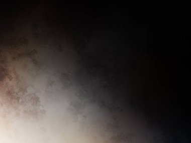 Takım elbiseli ve kravatlı bir adam tenis raketi tutuyor.