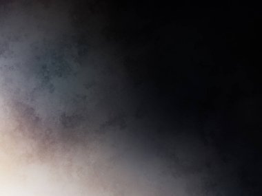 Siyah bir arka planın önünde duran takım elbiseli ve kravatlı bir adam.