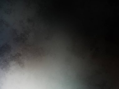 Sörf tahtasında sörf yapan bir insan.