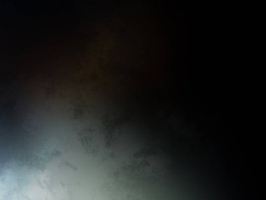 Sörf tahtasında suda bir insan.